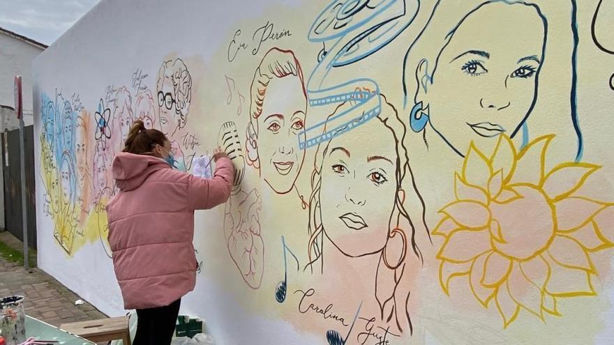 Un mural con 19 rostros populares reivindica el papel de la mujer