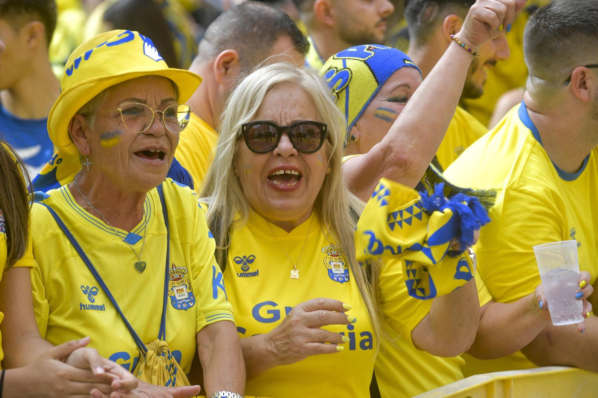 La afición recibe a la guagua de la UD Las Palmas en Fondos de Segura