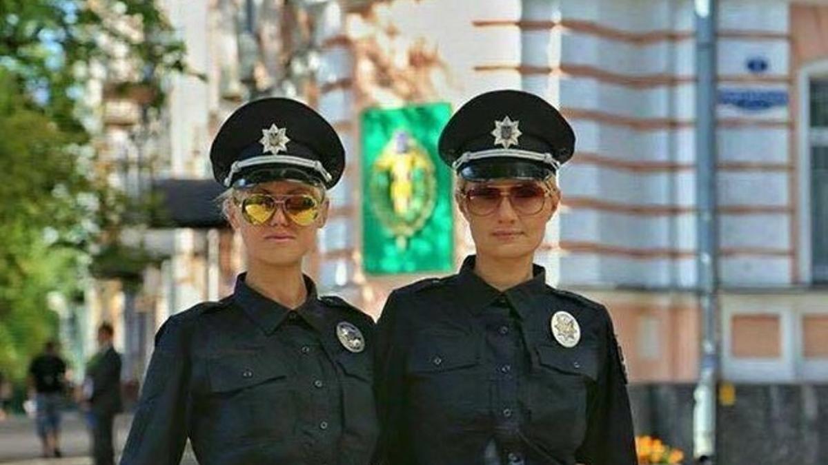 Dos jóvenes oficiales de la policía de Kiev dejándose fotografiar mientras  patrullan, este jueves.