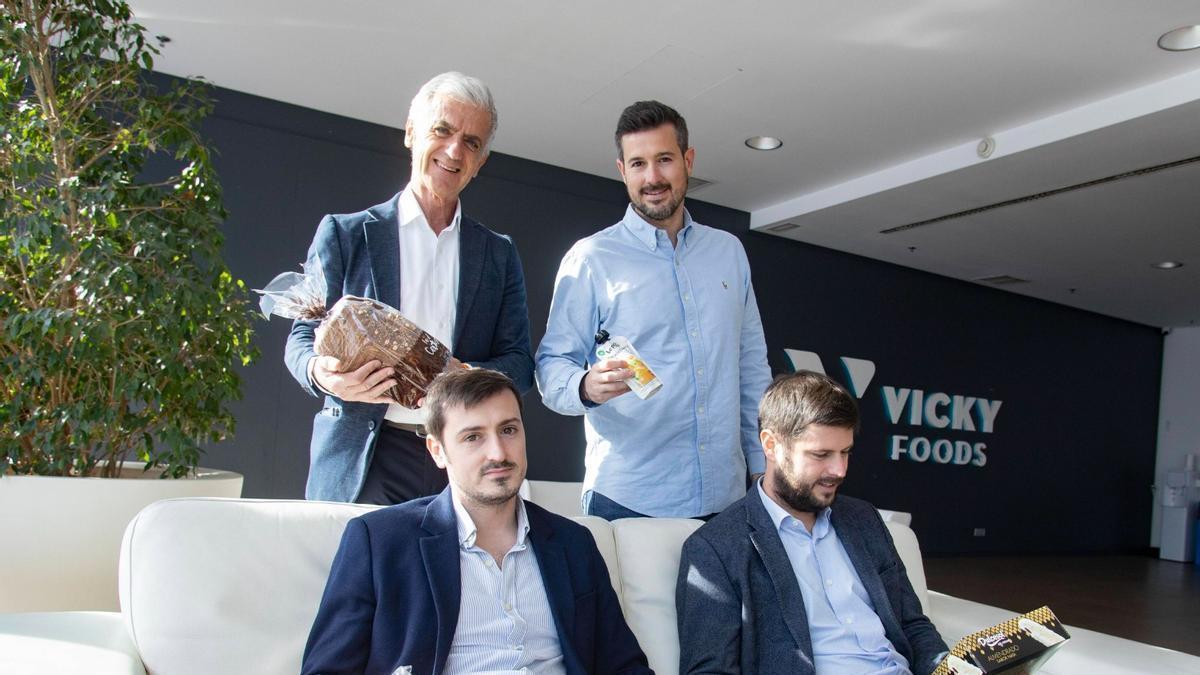 Rafael Juan, con sus hijos, en la sede de Vicky Foods en Gandia.