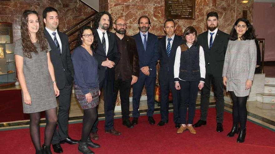 Los autores de los proyectos premiados con el vicerrector y el gerente de Viaqua, ayer en el Teatro Principal. // Iñaki Osorio