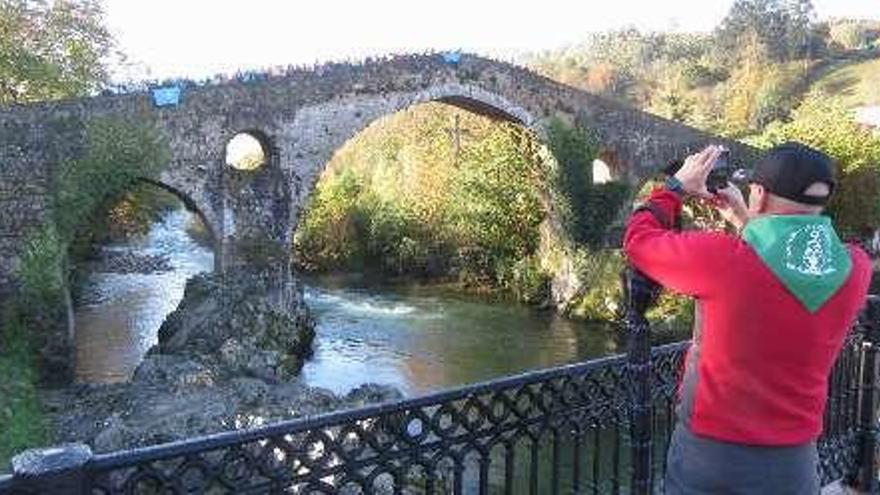 Foto de grupo en el puente de Cangas de Onís.