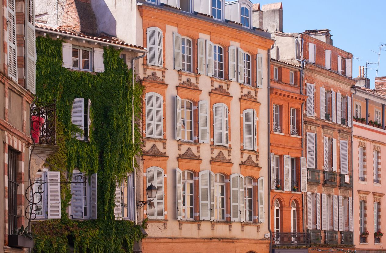 Un paseo para ver las fachadas de Saint-Étienne, en Toulouse, al atardecer