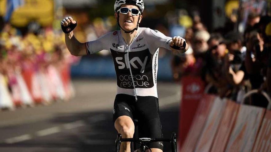 Geraint Thomas festeja su victoria en solitario en la etapa con meta en La Rosière. // Marco Bertorello