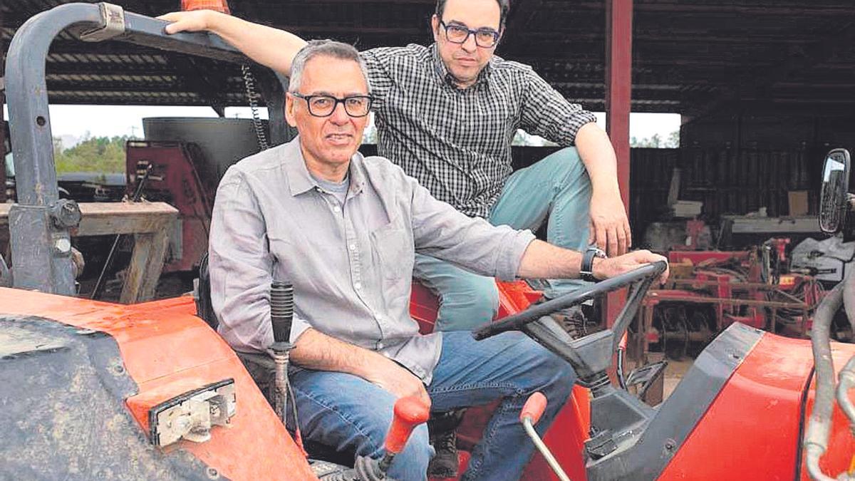 Jordi Galceran (davant) i Sergi Belbel en un tractor, ambientant-se per a «Turisme rural».