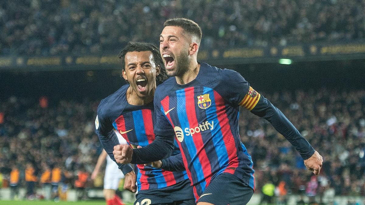 Alba festeja el 1-0 al Sevilla junto a Koundé en el Camp Nou.