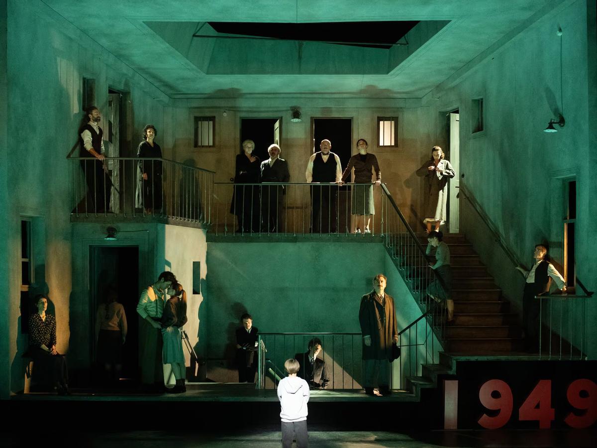 'Historia de una escalera', de Antonio Buero Vallejo, con Gloria Muñoz y Marta Poveda.