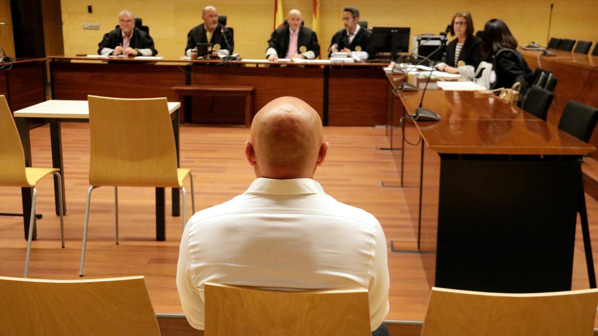 L&#039;acusat, d&#039;esquenes, durant el judici a l&#039;Audiència de Girona.