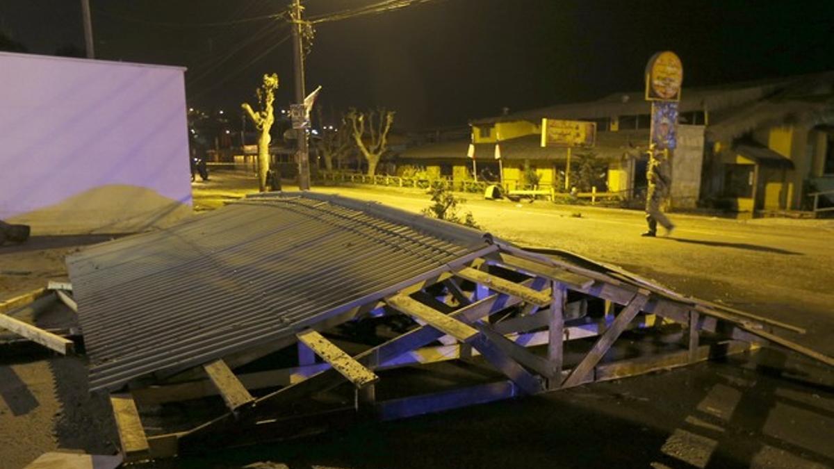 El tejado de una tienda, en el suelo, en la localidad chilena de Concon.