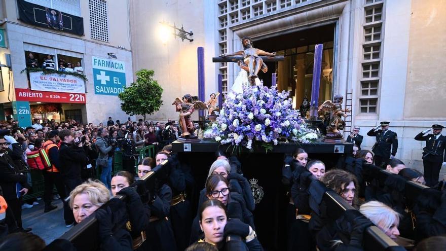 Un Jueves Santo de fe y devoción multitudinaria en Elche