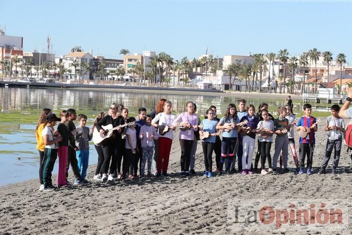 Un 'SOS' gigante para el Mar Menor formado por escolares en Villananitos