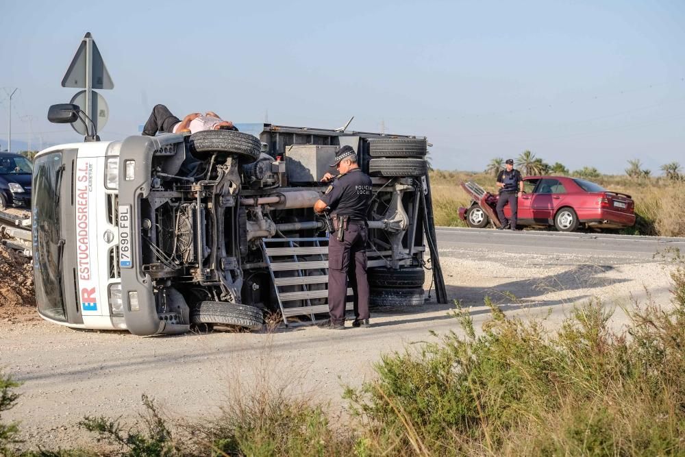 Un camión vuelca en la carretera de La Marina