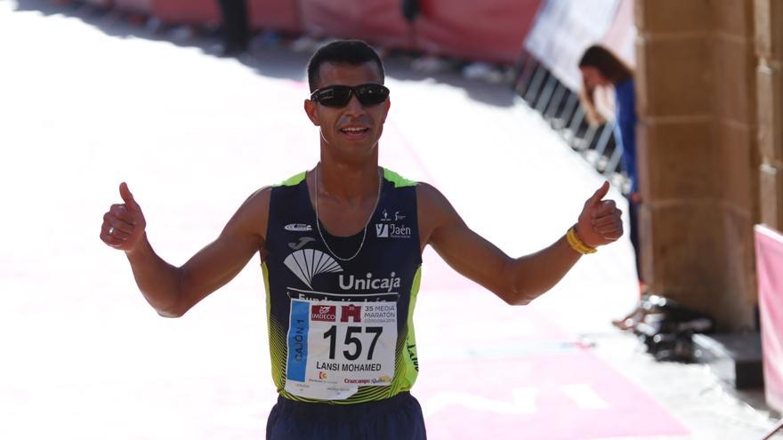 Mohamed Lansi celebra la victoria en la Media de Córdoba del 2019.