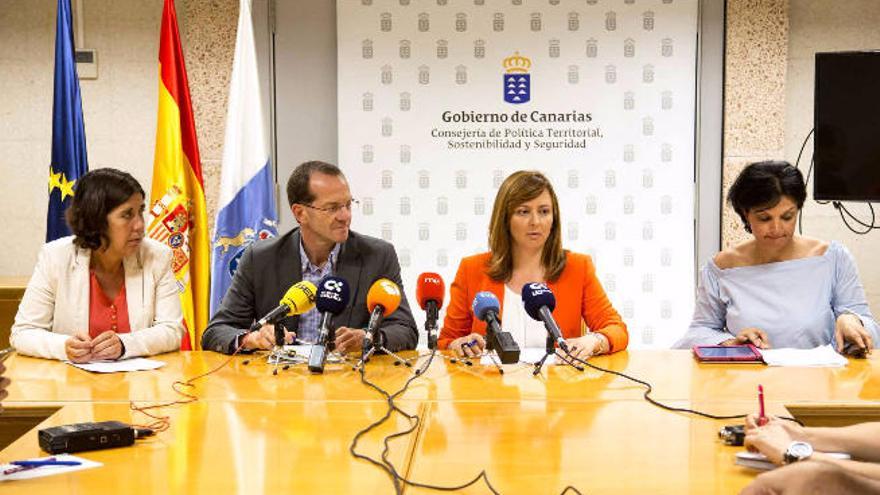 Blanca Pérez, Ángel Hervella, Nieves Lady Barreto y Susa Armas, este lunes durante la presentación de la campaña.