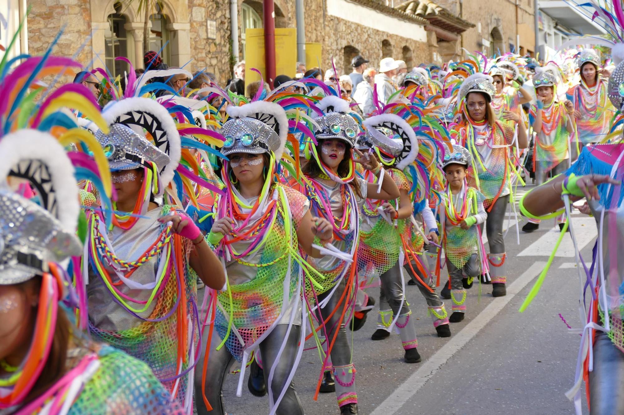 L'Escala s'acoloreix amb la rua de carnaval