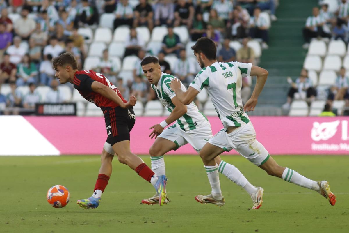 Lance del primer acto entre el Córdoba CF y el Mirandés.