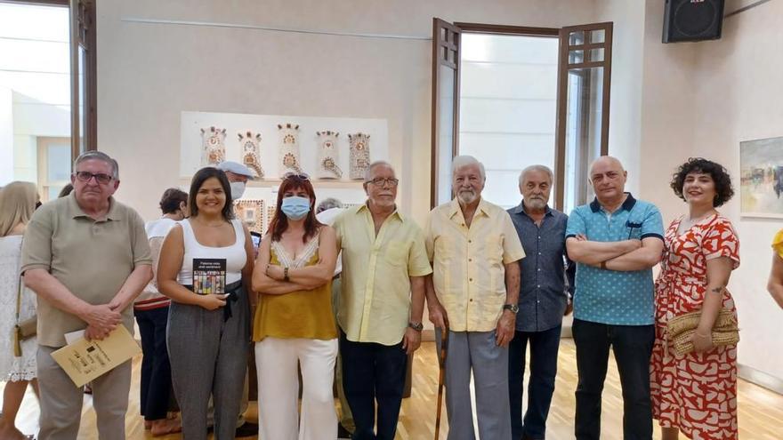 La concejala y el grupo de artistas, en la inauguración.