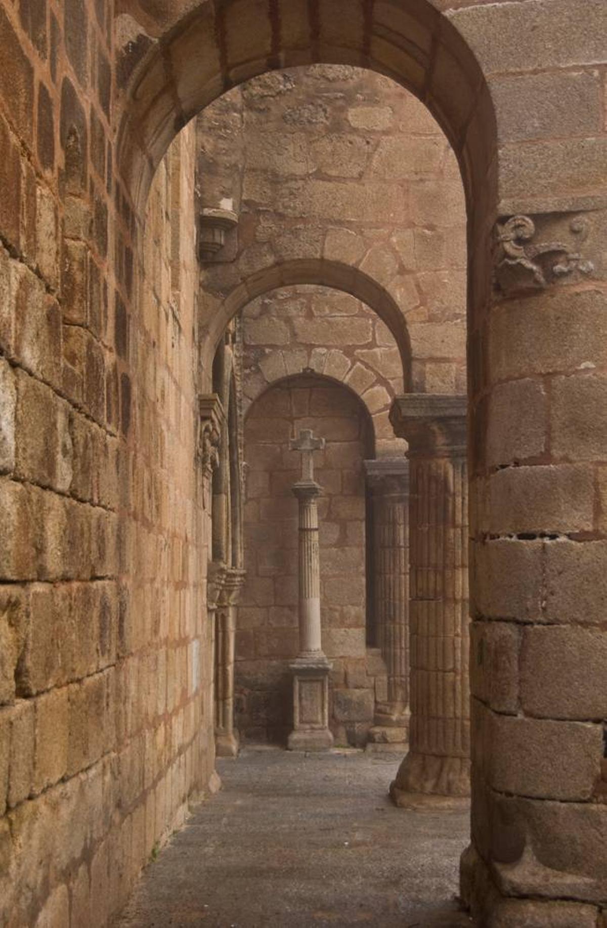 Cáceres: las iglesias de San Juan y Santiago