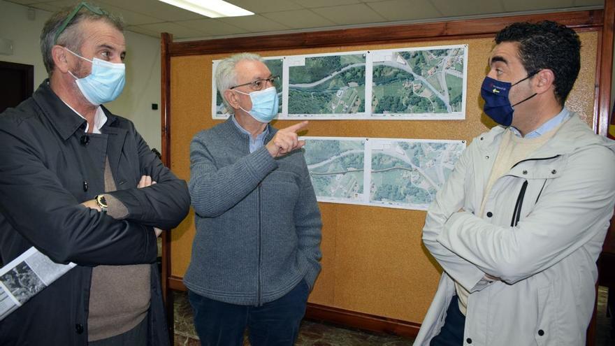 El alcalde (centro) conversa con Luis López cuando se presentaron los planos, el mes pasado.