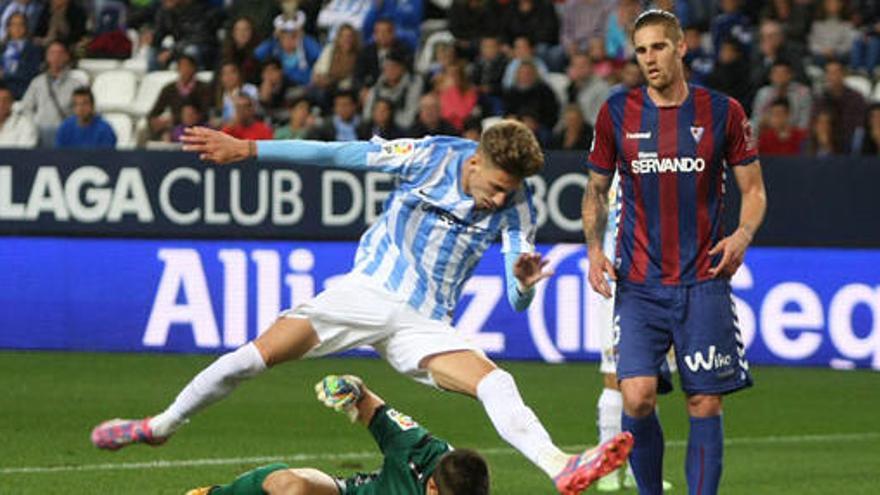 Raúl Albentosa, con el 6 a la espalda, jugó en La Rosaleda esta temporada.