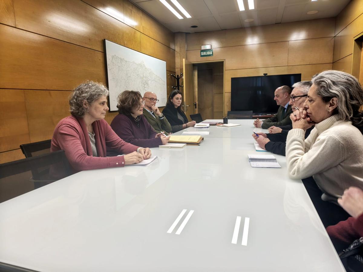 La reunión celebrada ayer en la sede de la consejería.