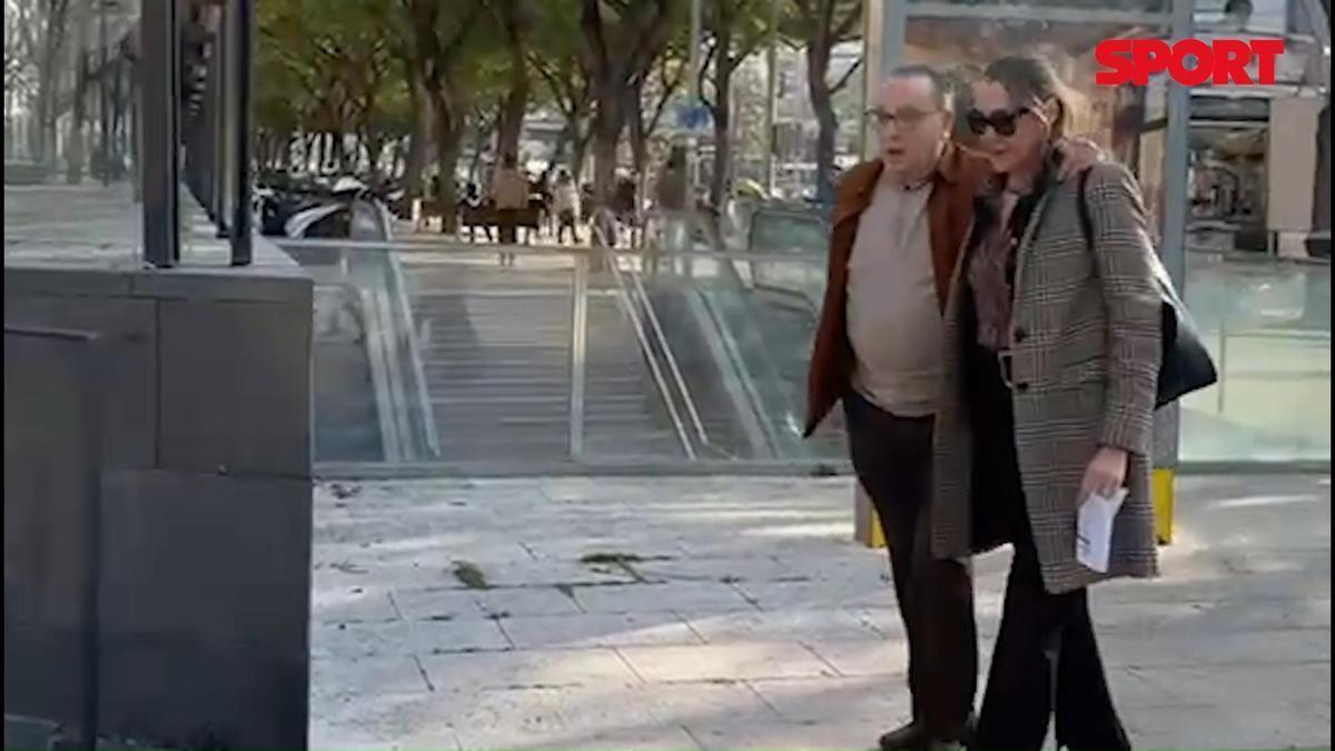 Negreira abandona la Ciutat de la Justícia acompañado de su mujer.