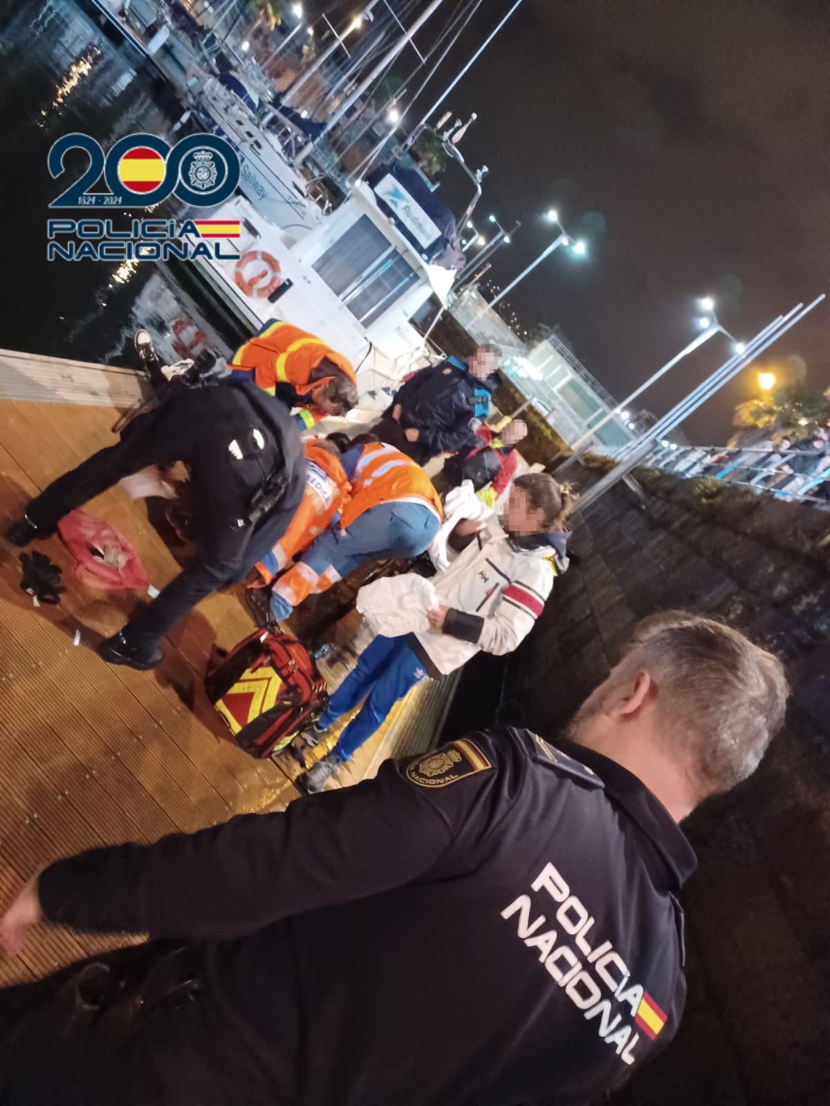 Asistencia sanitaria al hombre que acabó inconsciente en el mar al tratar de huir de un operativo contra el menudeo de drogas en Vigo.