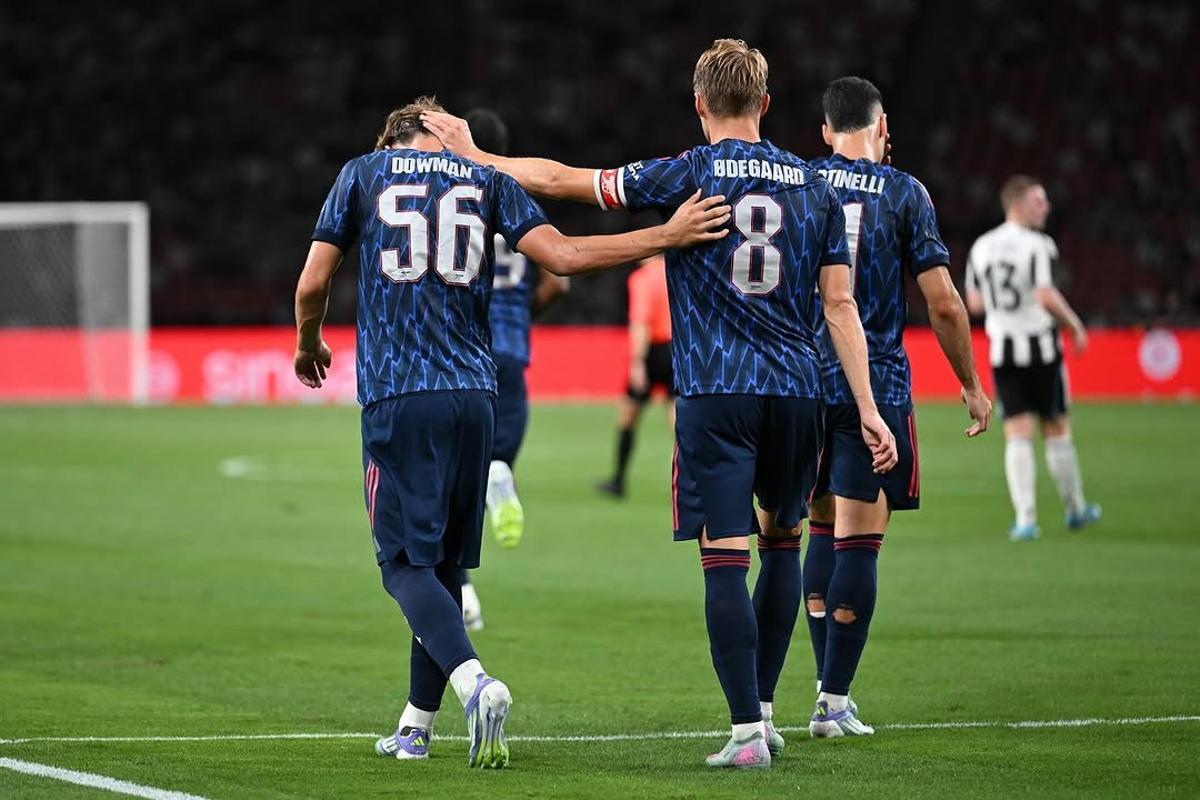 Max Dowman se abraza con Odegaard durante el partido amistoso contra el Newcastle
