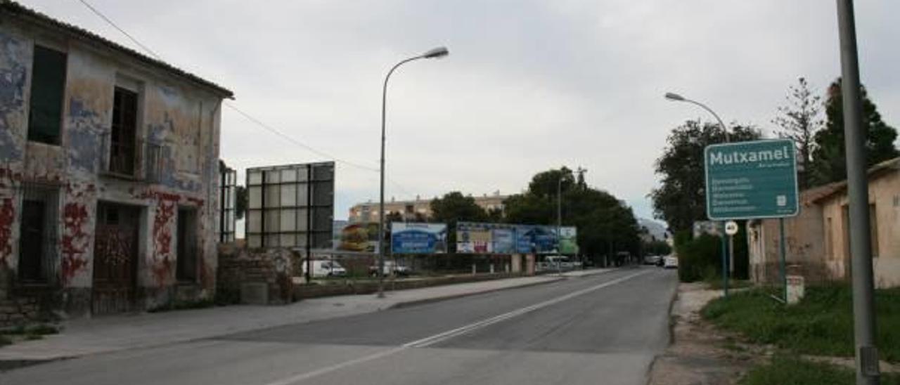 La avenida Alicante, que conecta los municipios de Sant Joan y Mutxamel y donde se acometerán las obras el próximo año.