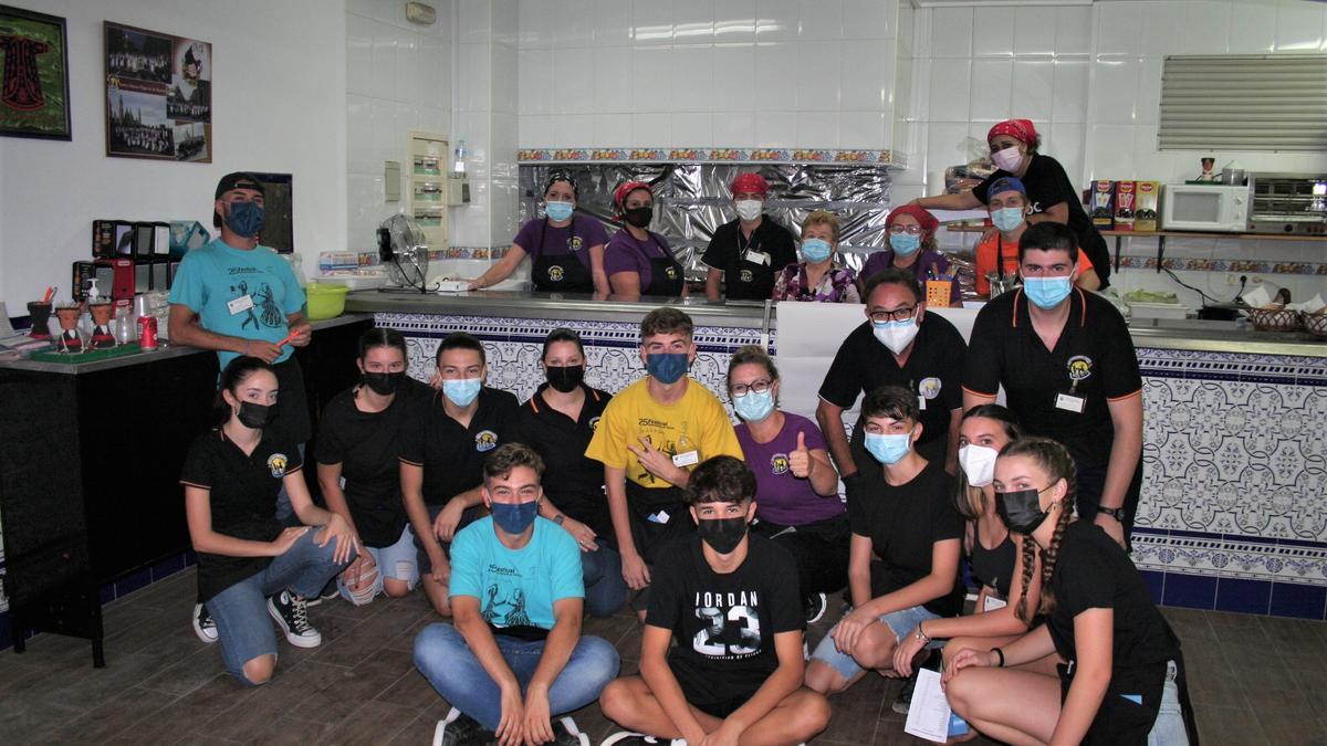 Camareros y cocineros del chiringuito de Coros y Danzas Virgen de las Huertas.