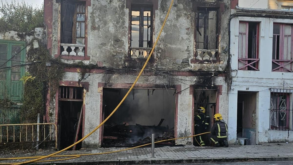 Un fuego arrasa una casa ocupada en Betanzos