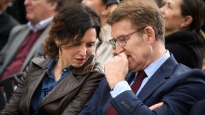 La presidenta de la Comunidad de Madrid, Isabel Díaz Ayuso, y el presidente del Partido Popular, Alberto Núñez Feijóo, durante el acto de la Ruta por la igualdad entre españoles, en el Monumento a la Constitución de Madrid, a 22 de febrero de 2024, en Madrid (España). El pasado 13 de enero Feijóo avanzó que el PP iniciaría una Ruta por la igualdad entre españoles que recorrería las principales capitales, con dos rutas paralelas (norte y sur), frente a los pactos del Gobierno con Junts. Tras las elecciones gallegas, Feijóo, Ayuso y Almeida participan en un acto de la ruta donde vuelven a pedir al PSOE retirar la Ley de Amnistía. 22 FEBRERO 2024;MADRID;PP;FEIJOO;IGUALDAD ENTRE ESPAÑOLES;ACTO Fernando Sánchez / Europa Press 22/02/2024. ALBERTO FEIJÓO;ISABEL DIAZ-AYUSO;Fernando Sánchez;category_code_new