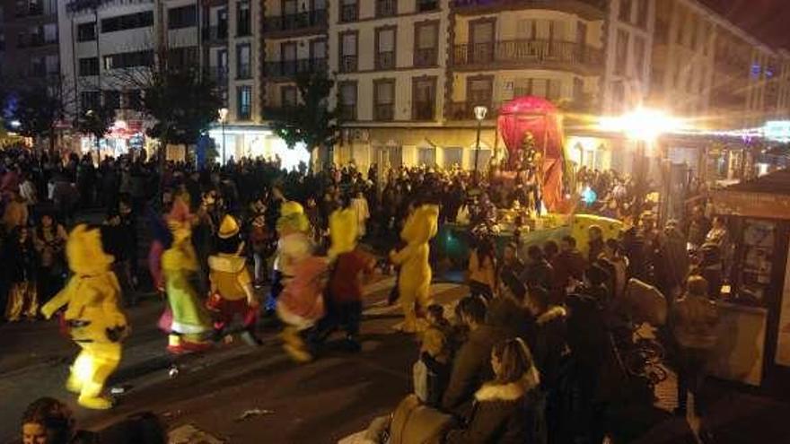 El desfile de 2017 por las calles de Arriondas.