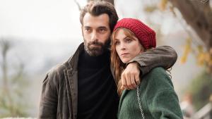 Ilker Kaleli y Maggie Civantos, en la serie La pasión turca.