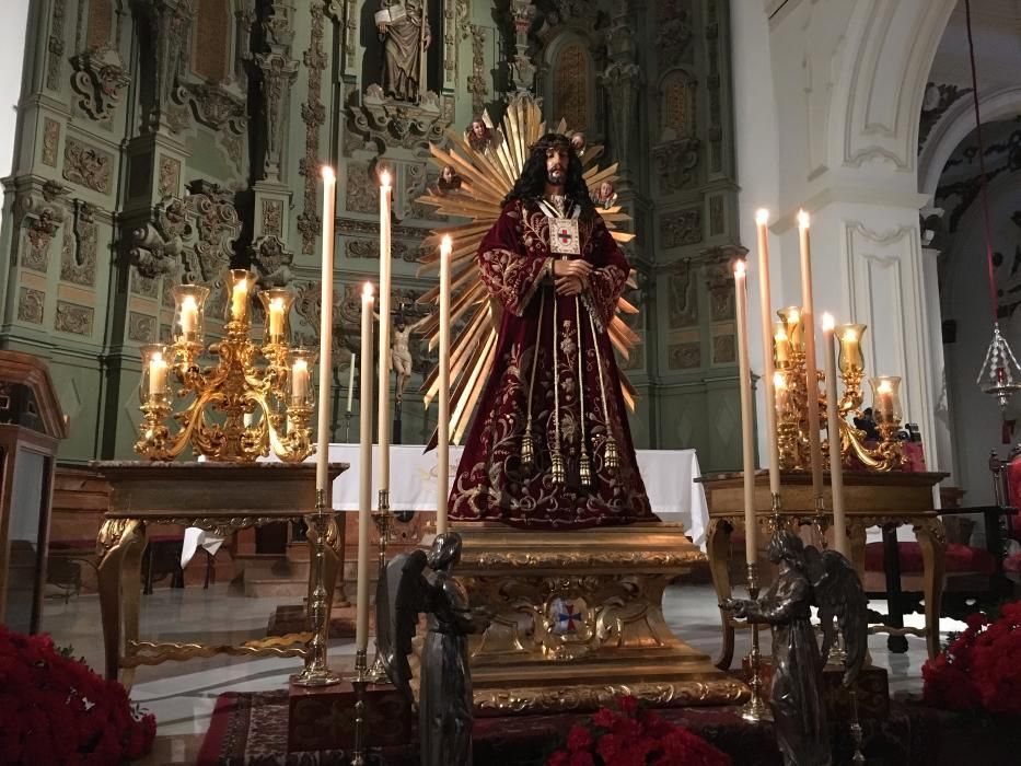 Cientos de malagueños acuden a rendirle devoción al Cristo de Medinaceli pese a la lluvia.