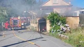 Arde un coche en el garaje de una vivienda casa en Cimadevila nada más aparcarlo
