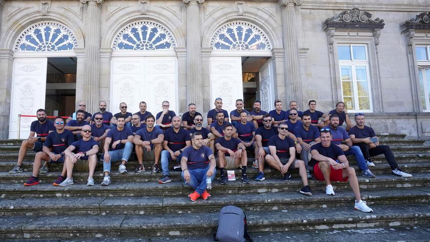 Los bomberos inician concentraciones ante la Diputación por la falta de avances