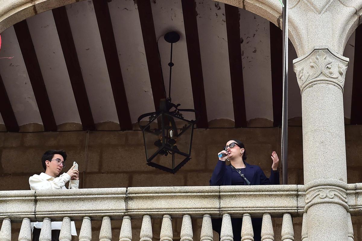 Galería | Más de 200 estudiantes de los seis institutos públicos de Plasencia han interpretado juntos en la plaza Mayor 'We are the world' Galería | Más de 200 estudiantes de los seis institutos públicos de Plasencia han interpretado juntos en la plaza Mayor 'We are the world'