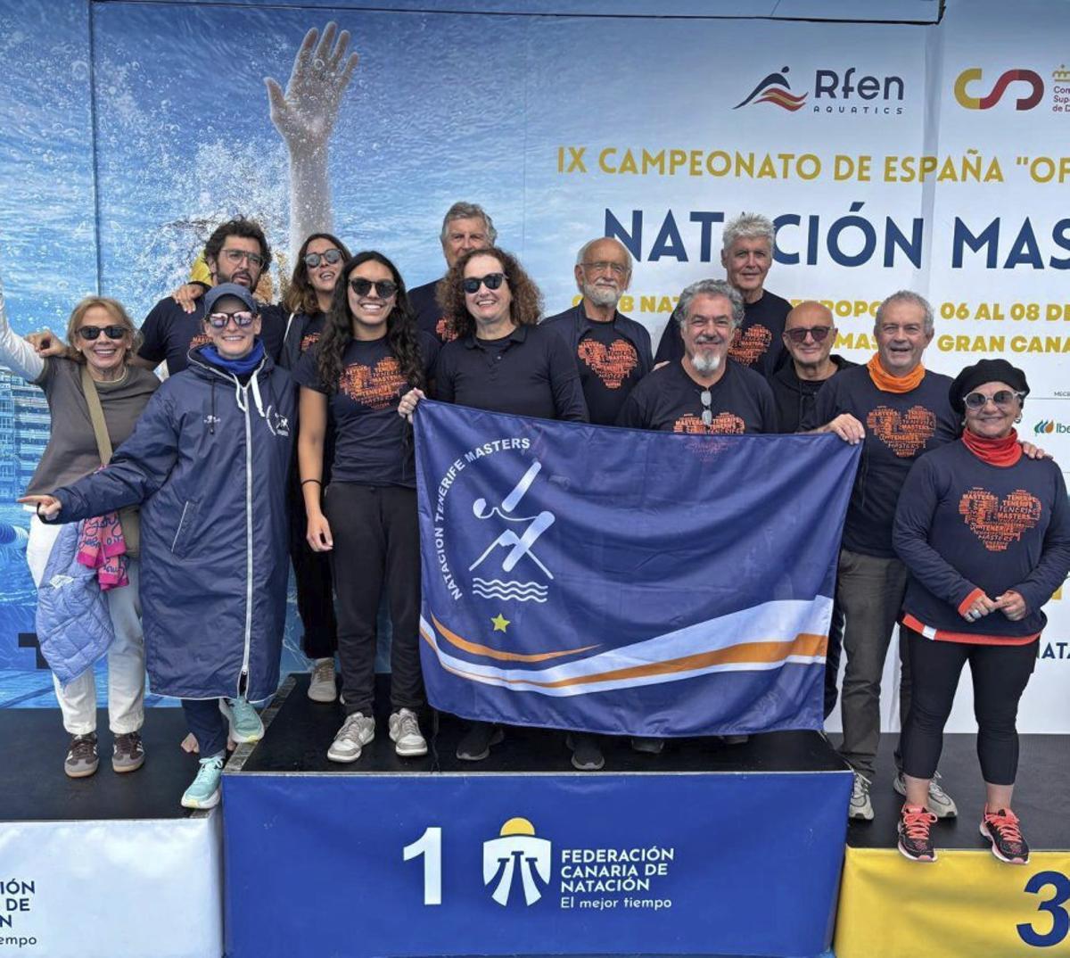 Expedición del Tenerife Masters, en el podio del Nacional.