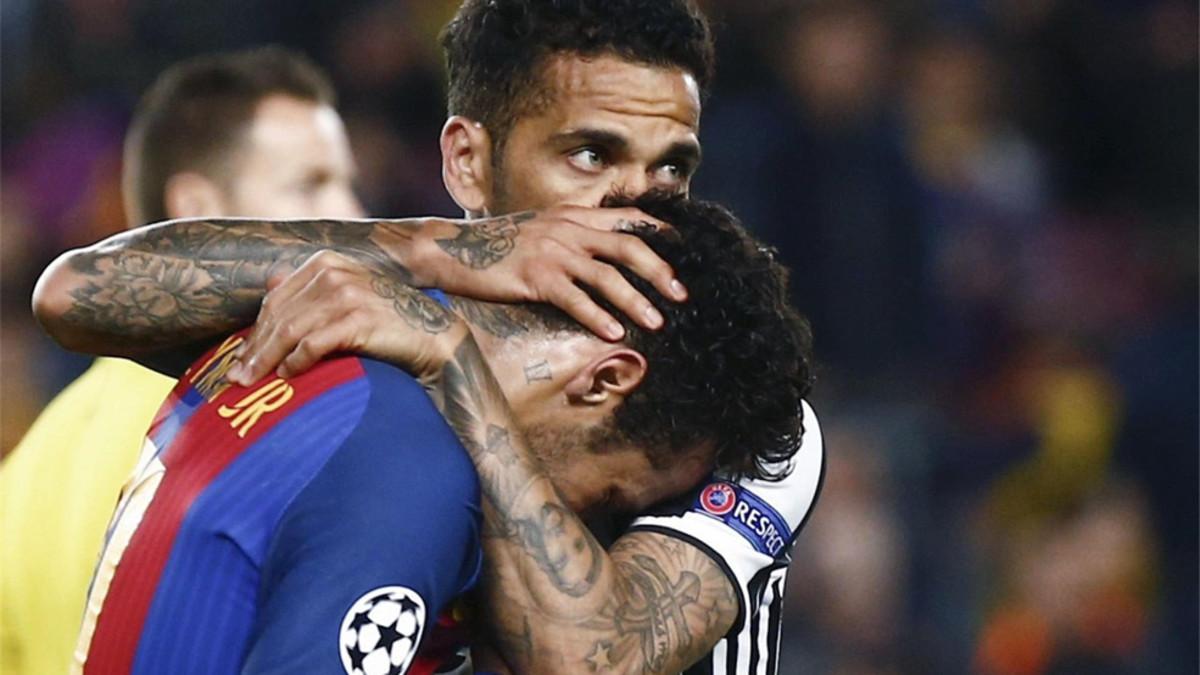 Neymar y Alves, abrazados sobre el césped