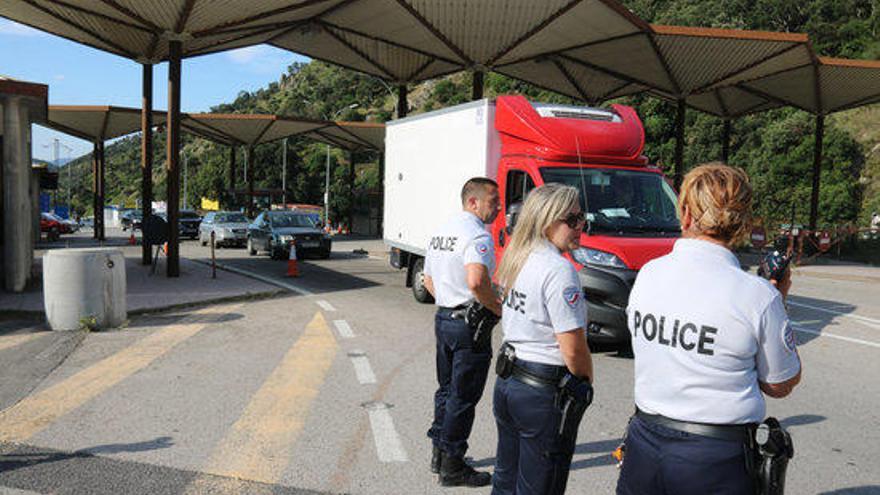 Tres policies francesos controlen el pas de vehicles per la frontera aquest diumenge 21.