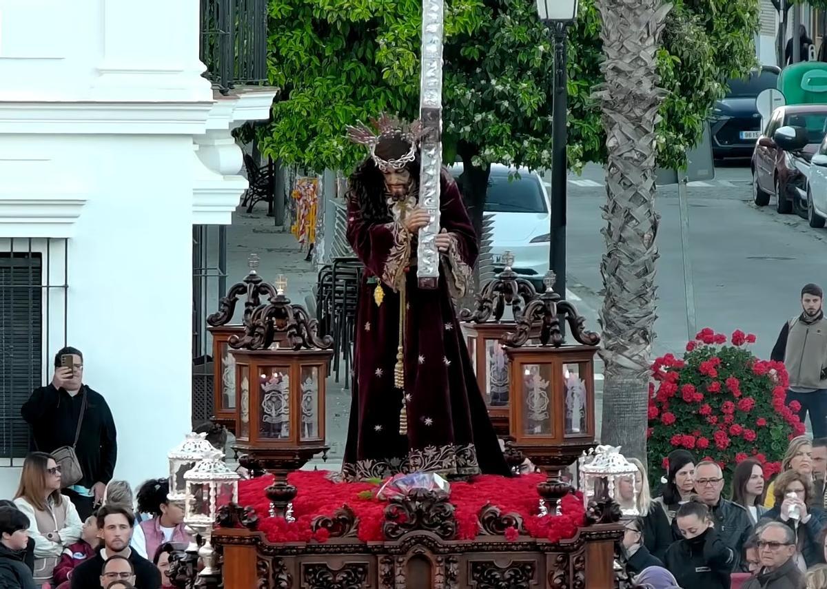 Nazareno de Palma del Río durante la mañana del Viernes Santo.