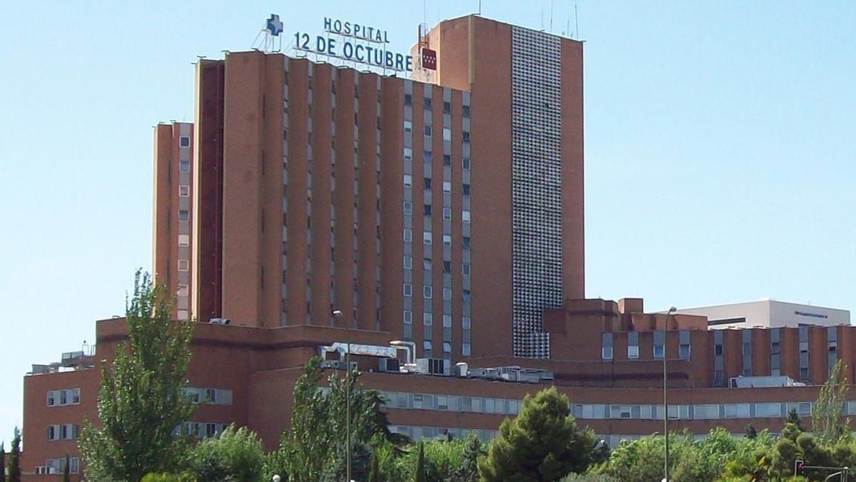 Fachada del hospital 12 de octubre, de Madrid, donde fue trasladada la joven tras la agresión.
