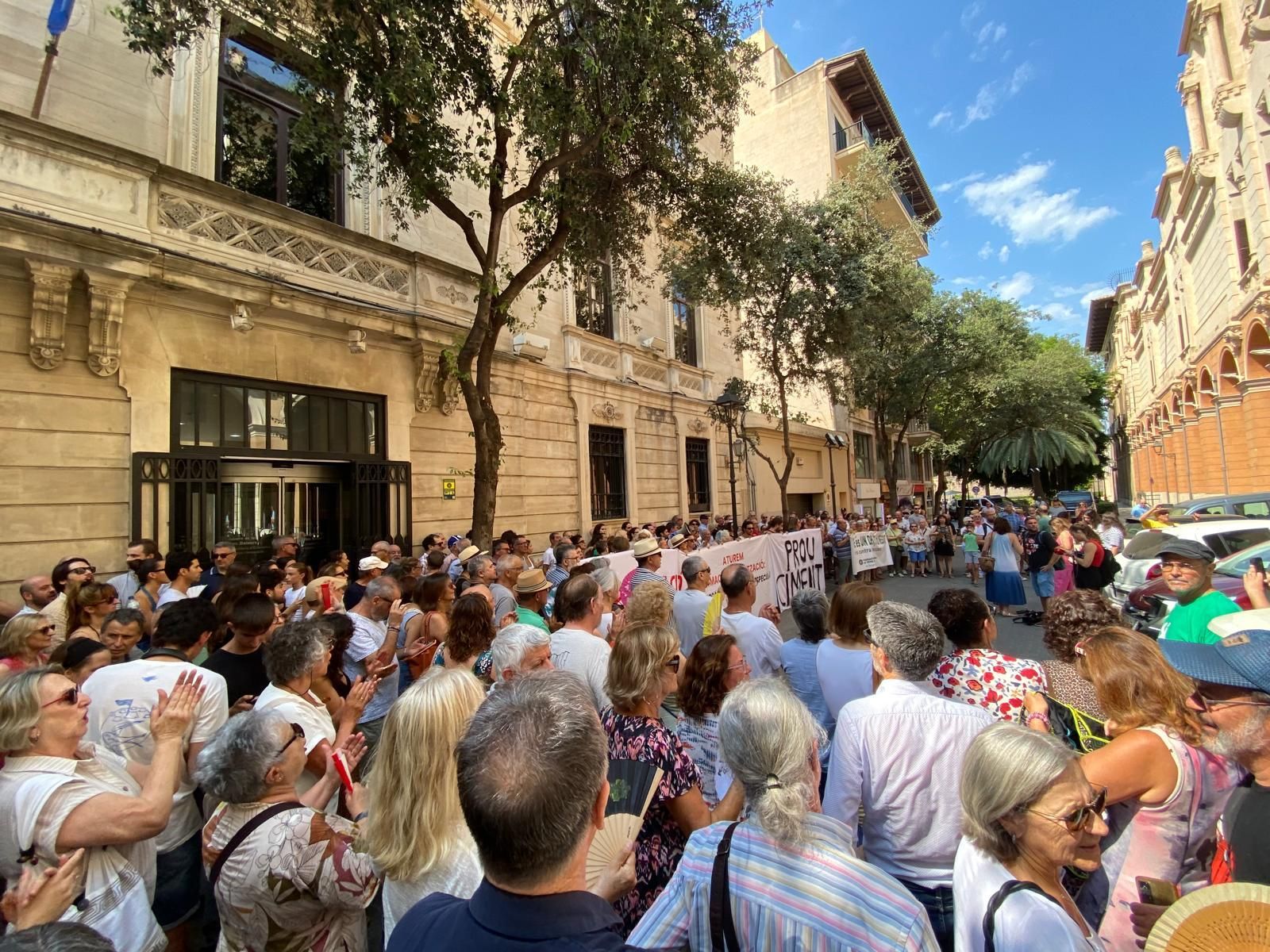 Protesta contra la ley urbanística del Govern frente al Parlament