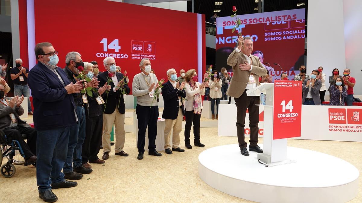 Juan Espadas empuña una rosa roja en el 14º congreso regional del PSOE A.