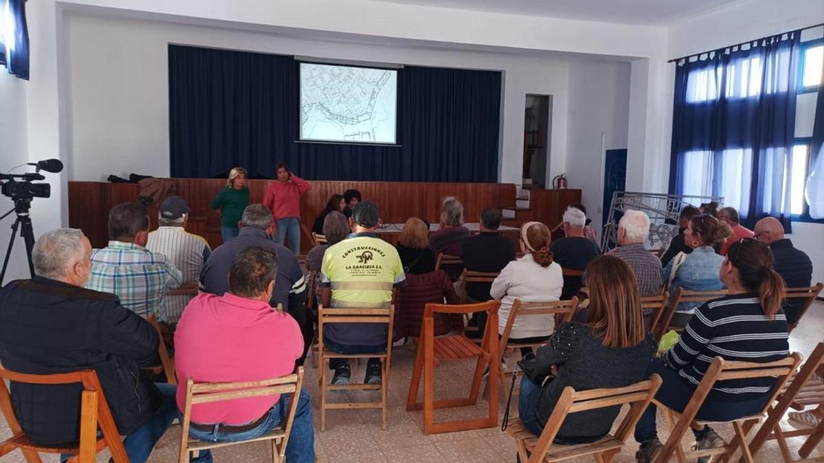 Imagen de una de las reuniones mantenidas en Caleta de Famara y Caleta de Sebo.