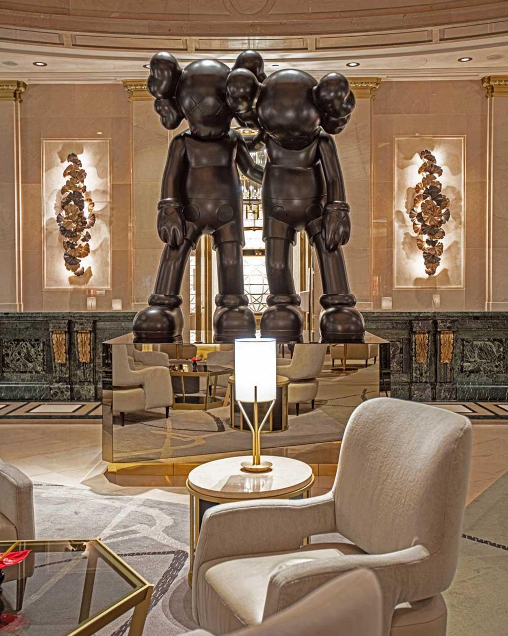 Escultura 'Along the Way', de KAWS, en el vestíbulo del Four Seasons Hotel Madrid.