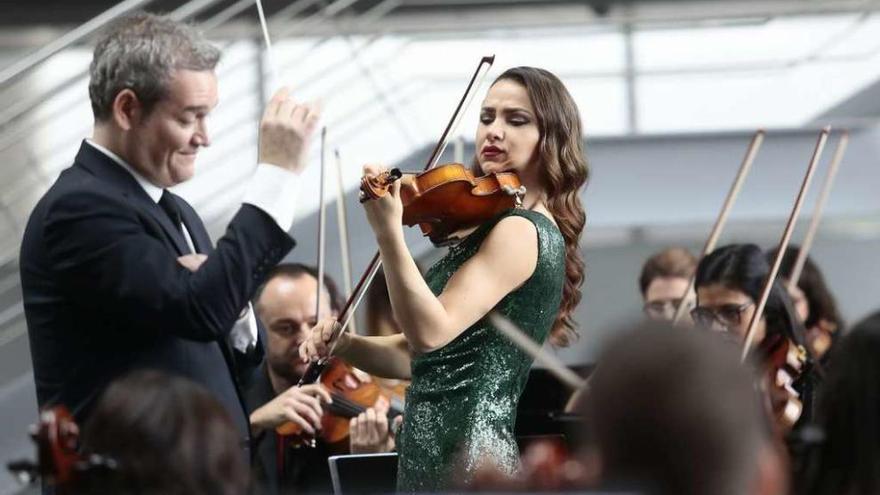 Vicente Alberola lleva la batuta en el concierto de ayer, con la violinista Rusanda Panfili a su lado.