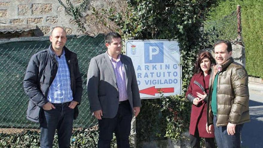 Dirigentes del Concello y de Zona Centro, a la entrada de la explanada de aparcamiento. // Noé Parga