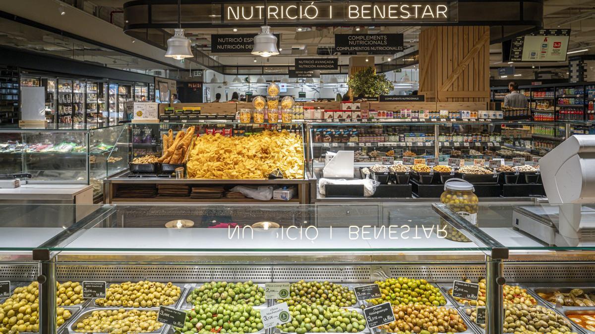 Un supermercado con 20.000 referencias de productos diferentes, donde priman los alimentos de proximidad y en el que los platos preparados, listos para llevar y consumir, son la gran apuesta. Este es el nuevo concepto de establecimiento que estrena El Cortes Inglés este jueves en la plaza de Francesc Macià de Barcelona